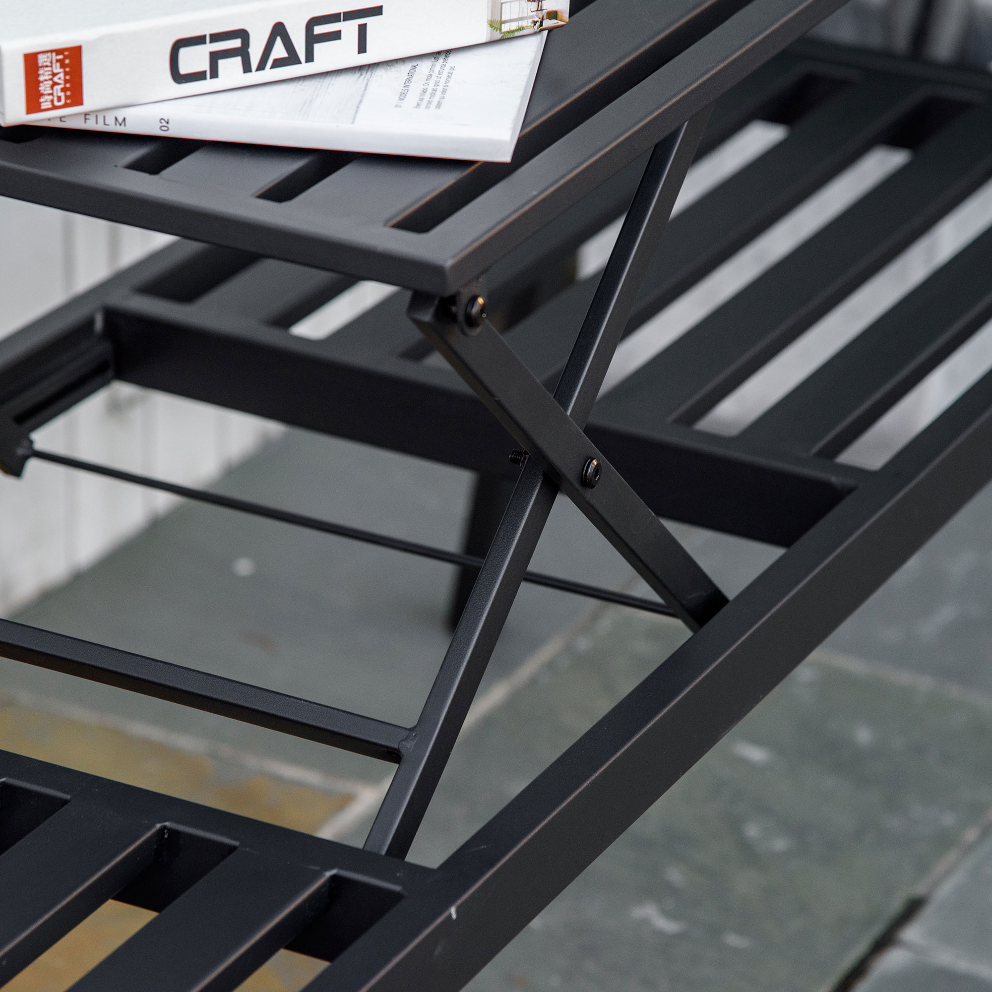 2-Sitzer Gartenbank robust Parkbank mit ausziehbarem Tisch Sitzbank Bank 240kg belastbar Terrassenbank mit Rücken- & Armlehnen Gartenmöbel für Terrasse, Garten 150 x 58,5 x 90 cm Schwarz