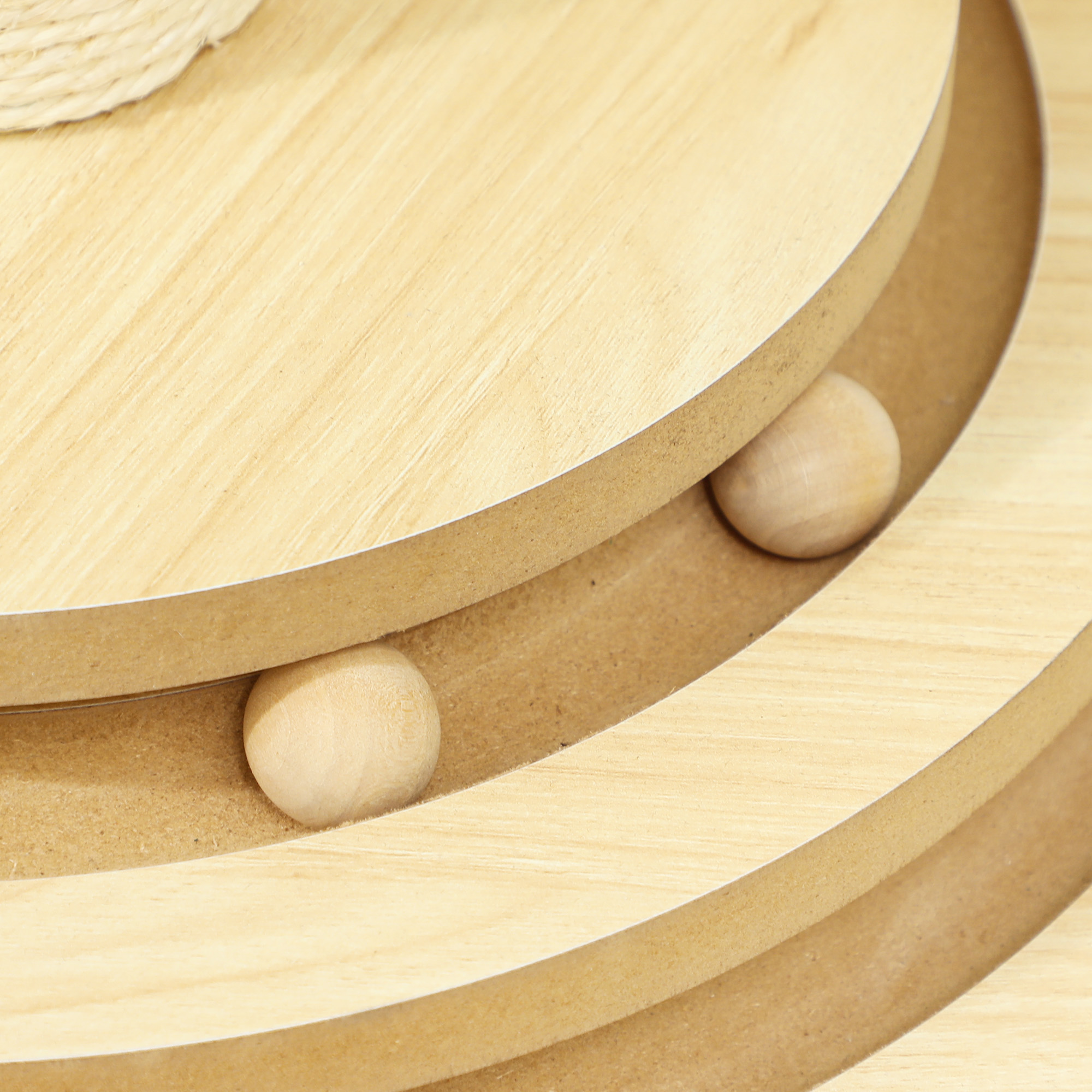 Katzenkratzbaum, 69 cm, Sisal-Kratzpfosten, Kugelbahn, Spielball, Spielfeder, 4-in-1-Design, Cremeweiß