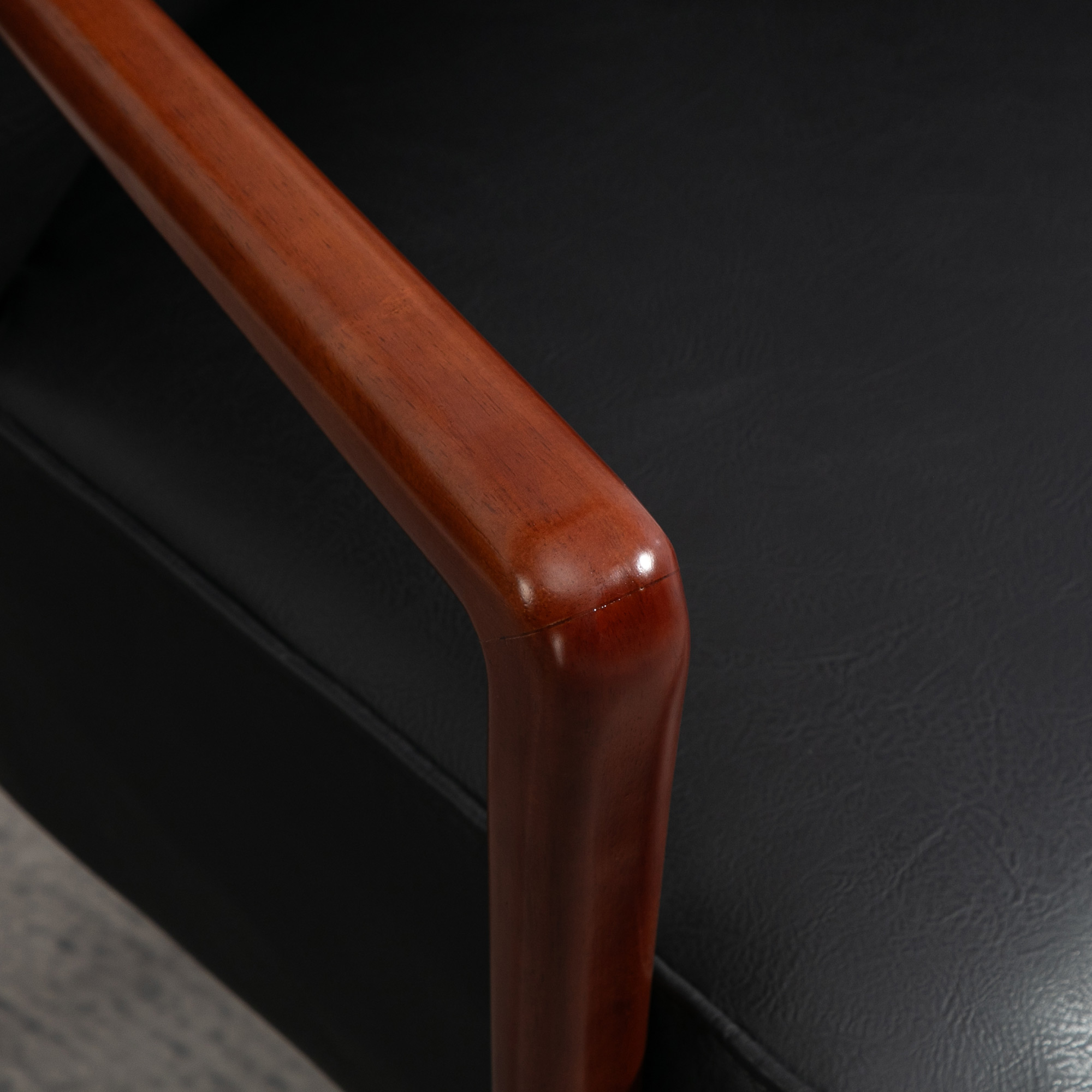 Akzentsessel, breiter Sitz, Lederoptik, Holzrahmen, bis 120 kg, 67x77x80 cm, Schwarz