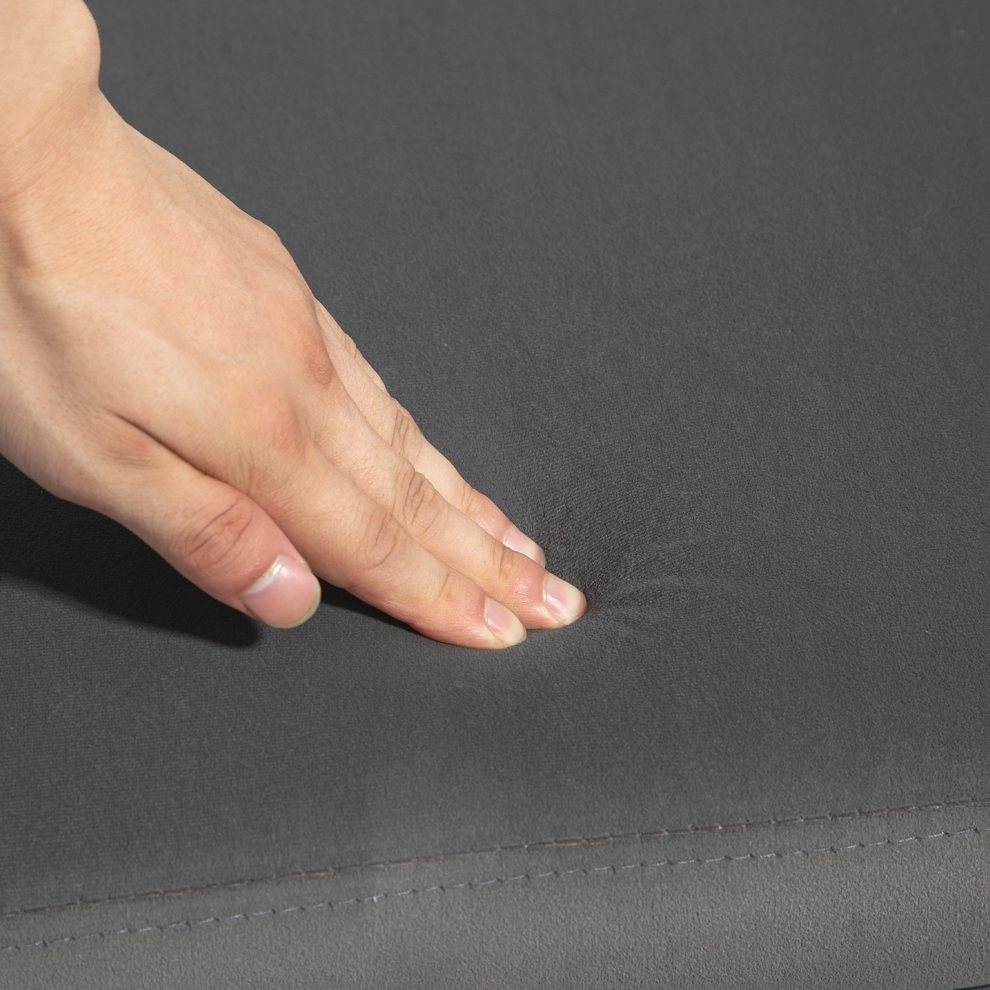 Polsterbank mit Stauraum, Truhenbank mit Armlehnen, 46 cm Sitzhöhe, samtartiges Polyester, 111,5 x 41 x 65 cm, Dunkelgrau