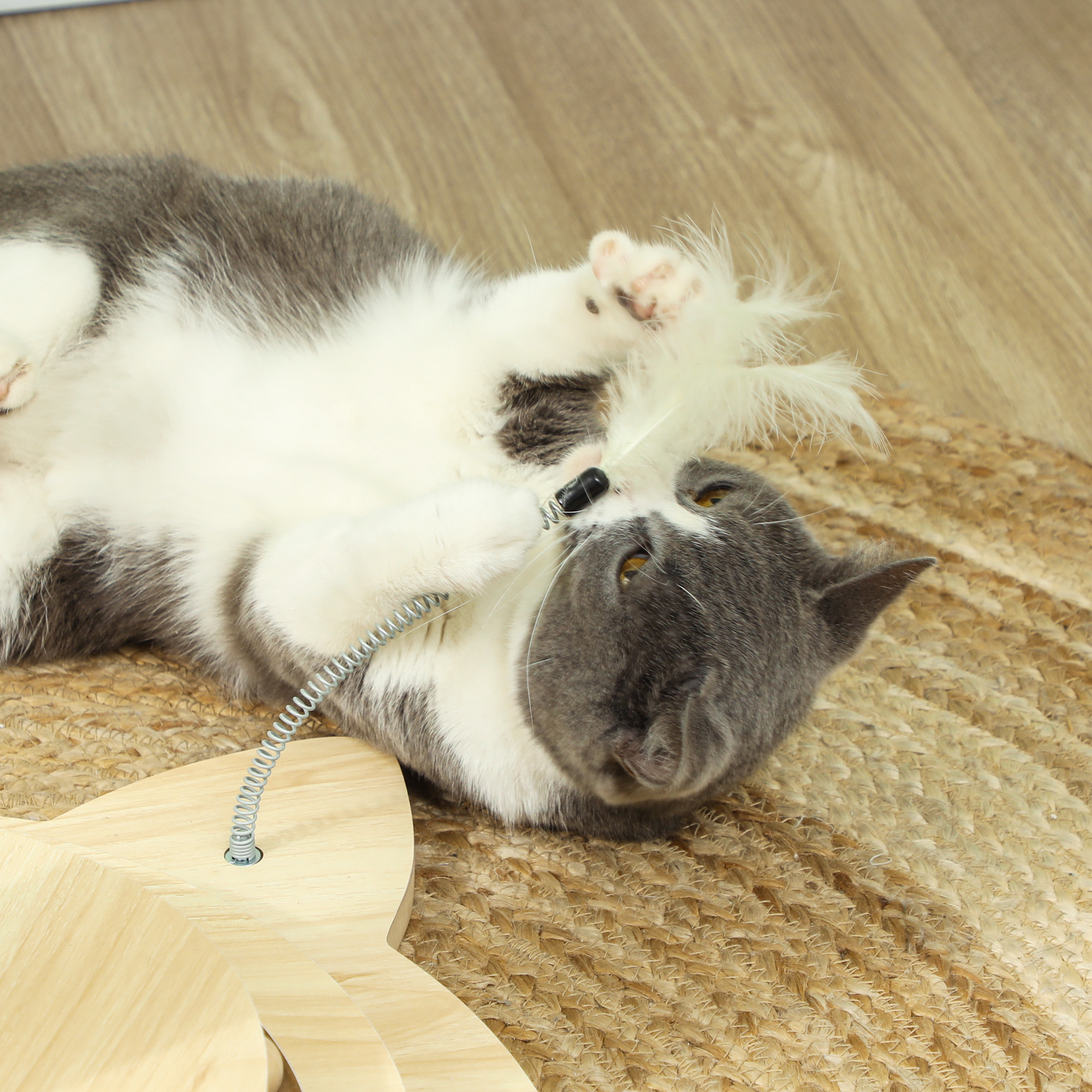 Katzenkratzbaum, 69 cm, Sisal-Kratzpfosten, Kugelbahn, Spielball, Spielfeder, 4-in-1-Design, Cremeweiß