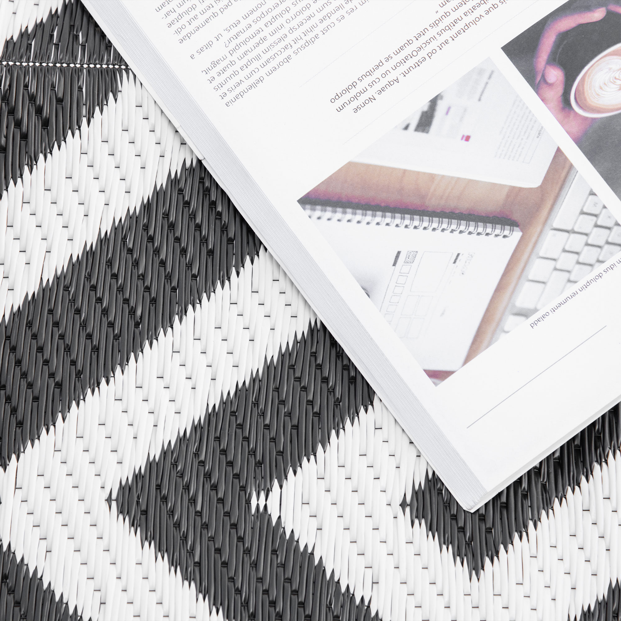 Outdoor-Teppich, beidseitig nutzbar, strapazierfähig, Rand gegen Ausfransen, schwarz+weiß, 121 x 182 cm