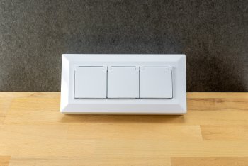 3-fach Steckdosenblock, weiß, 250V~/ 16A, Aufbaumontage mit Klappen