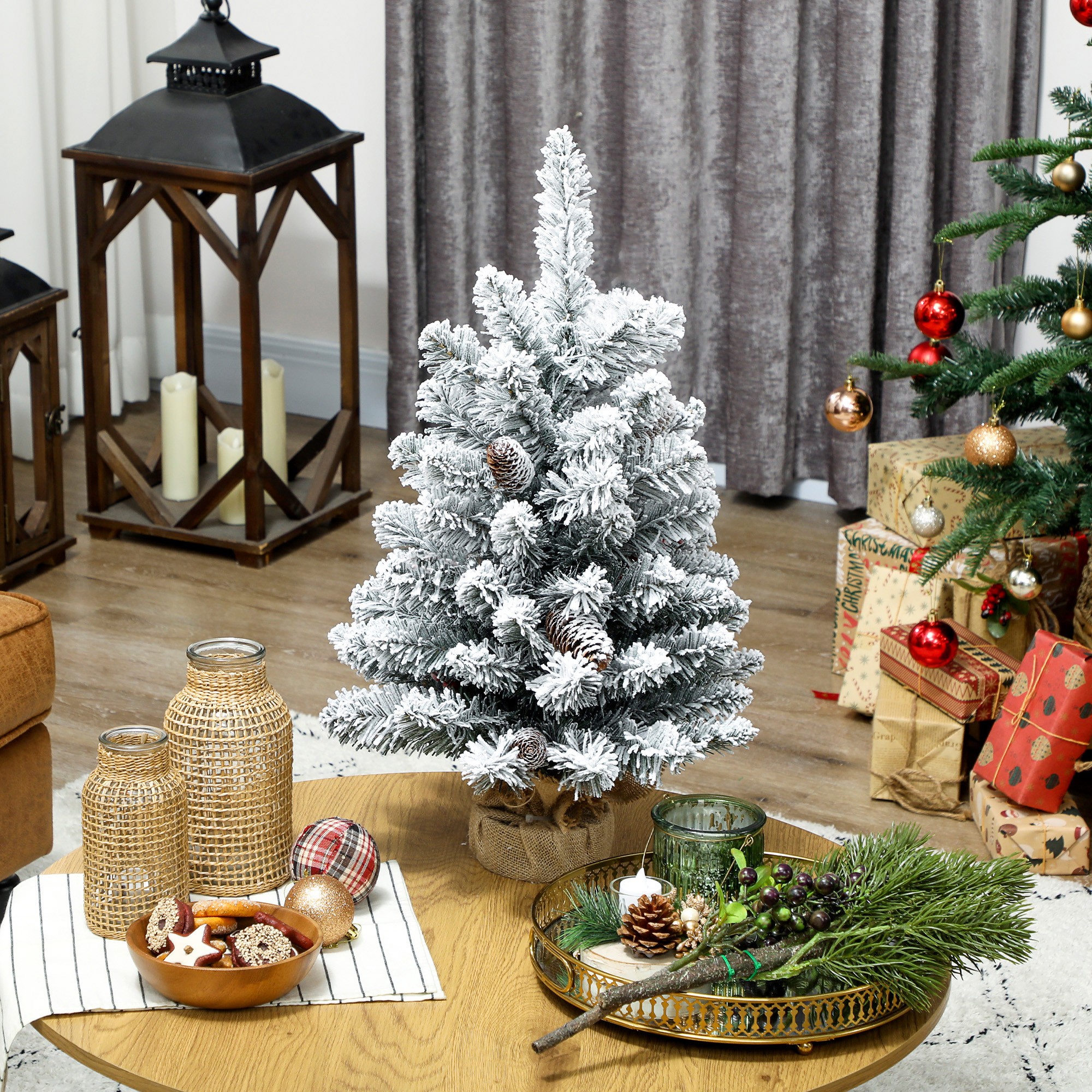 Mini Künstlicher Weihnachtsbaum 60 cm Tannenbaum künstlich mit Schnee, 72 Spitzen 6 Tannenzapfen Zementbasis